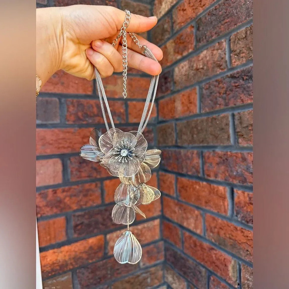 Zara Kate Middleton Famous Cascading Floral Necklace - Picture 4 of 16